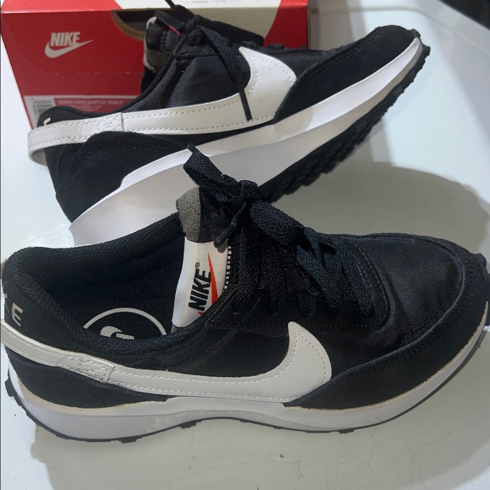 Nike Waffle Debut Women’s Sz 5 Running Shoe BLACK/White Sneaker DH9523-002